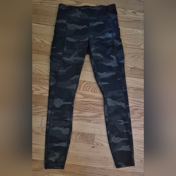 Athleta Pants - Athleta Women's Small Tall Black Camo Contender 7/8 Leggings EUC Pockets